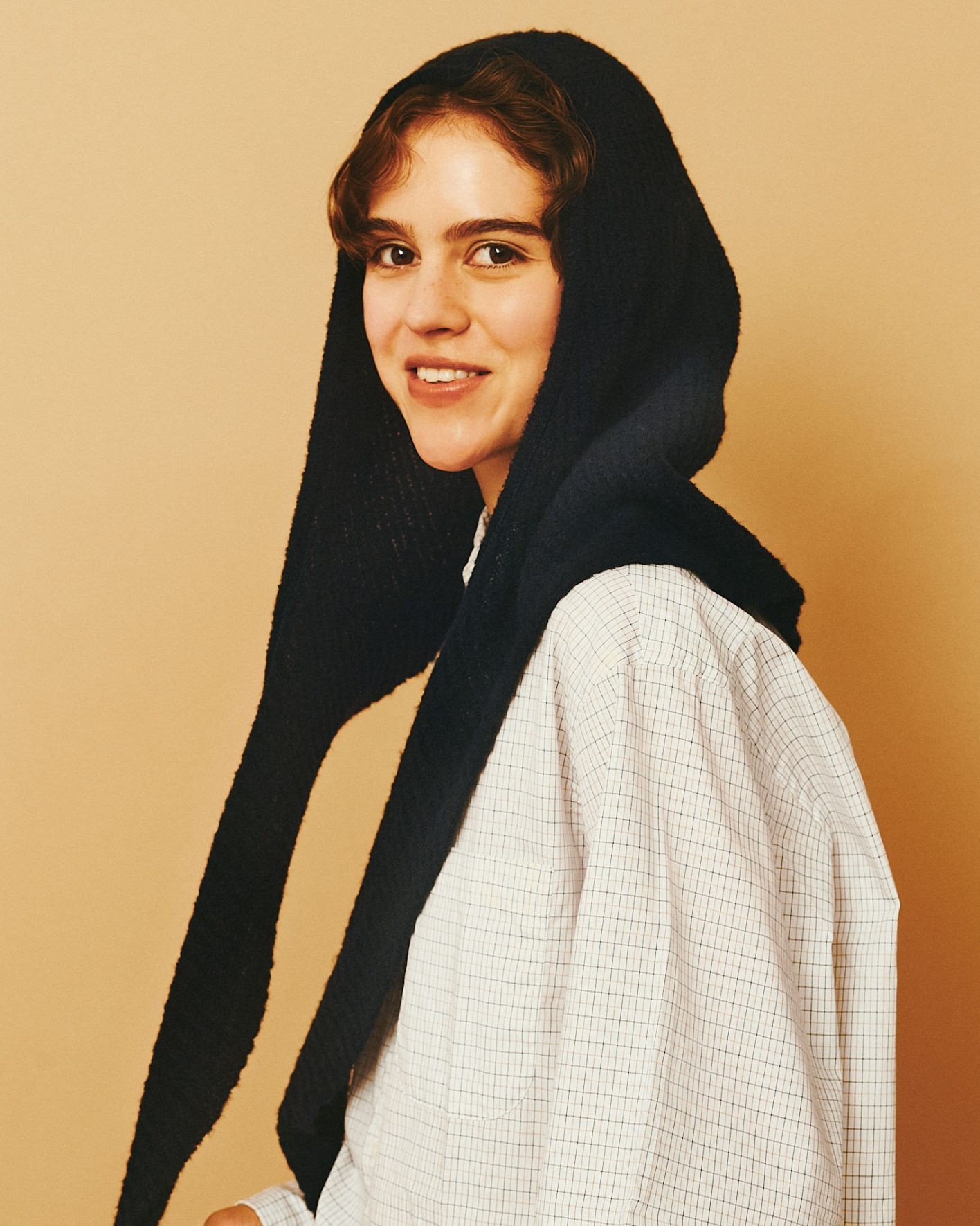 “真知子巻き”の進化系?バンダナ以上スヌード未満に衣替え