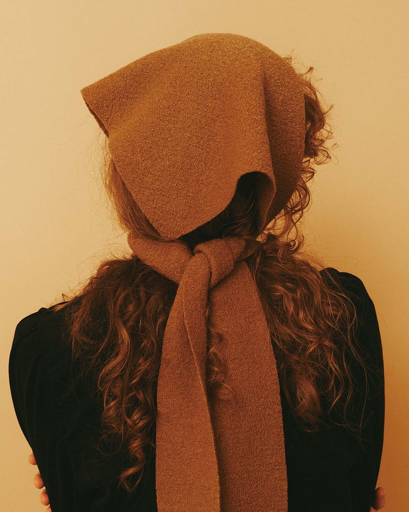 “真知子巻き”の進化系?バンダナ以上スヌード未満に衣替え