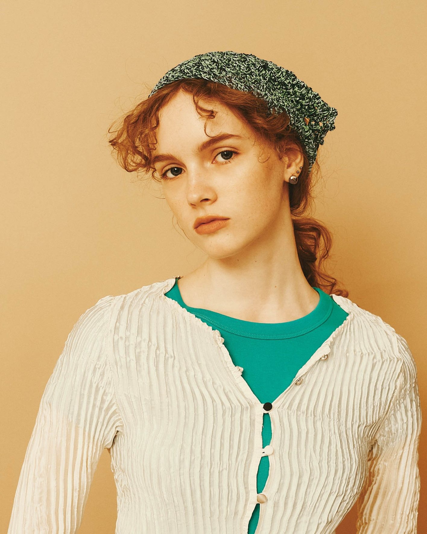 “真知子巻き”の進化系?バンダナ以上スヌード未満に衣替え