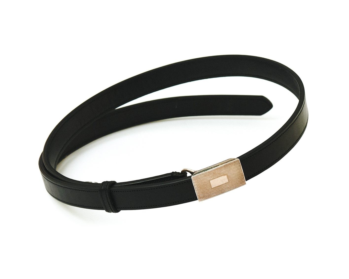 万能なのはドレスすぎない黒革ベルト - Slide:3