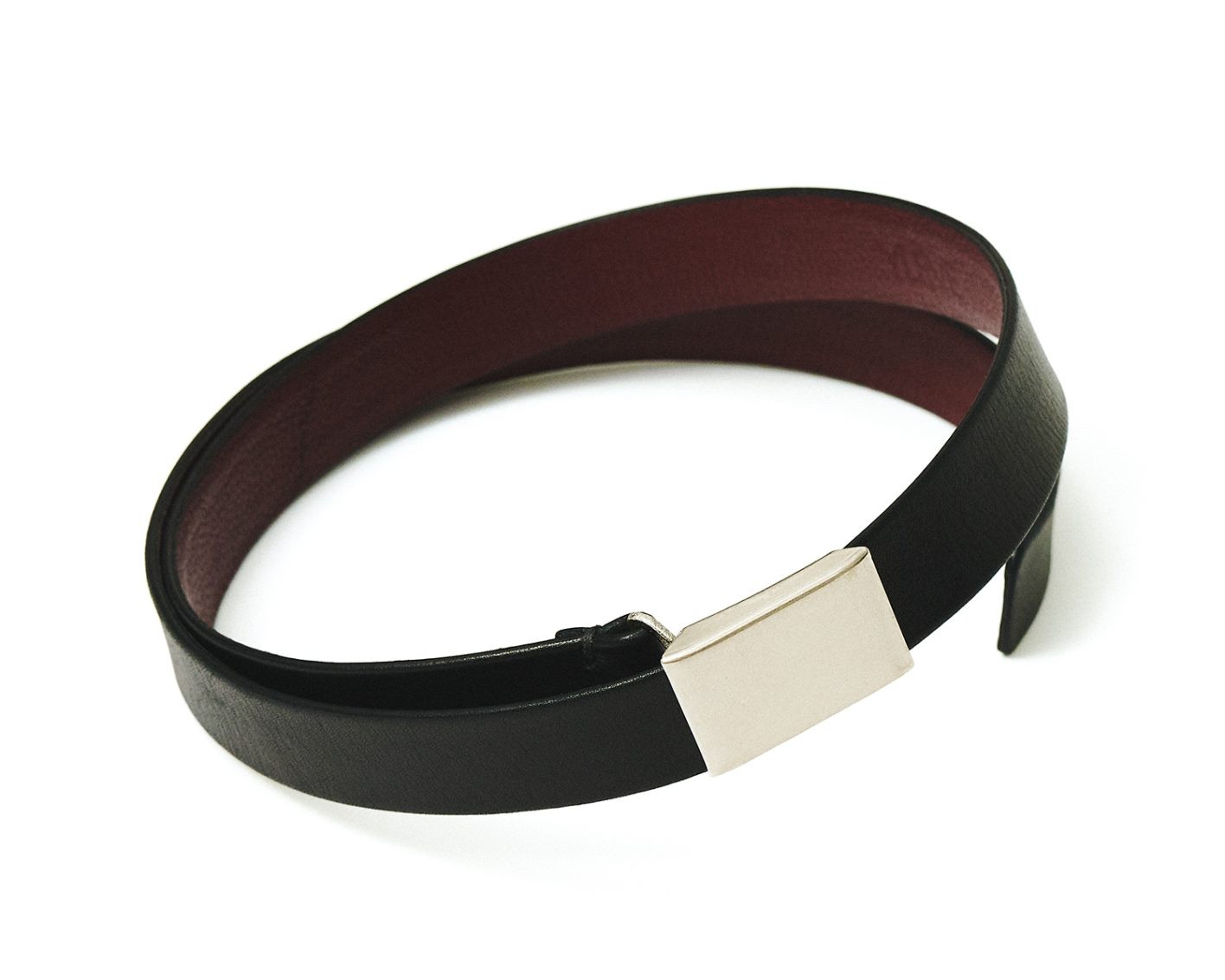 万能なのはドレスすぎない黒革ベルト - Slide:1