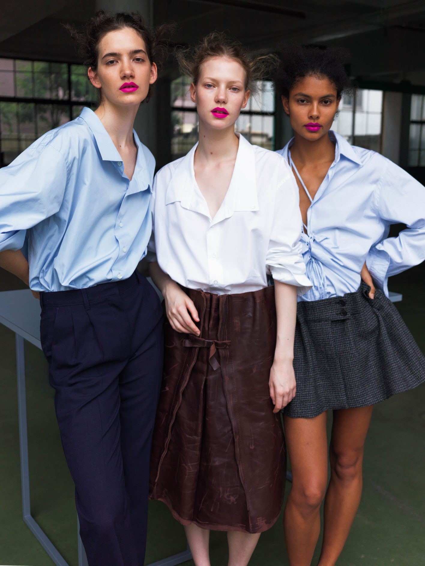 左 シャツ ¥203,500、パンツ ¥247,500 中 シャツ ¥203,500、スカート ¥913,000 右 シャツ ¥247,500、スカート ¥297,000*全て予定価格(以上プラダ | プラダ クライアントサービス)