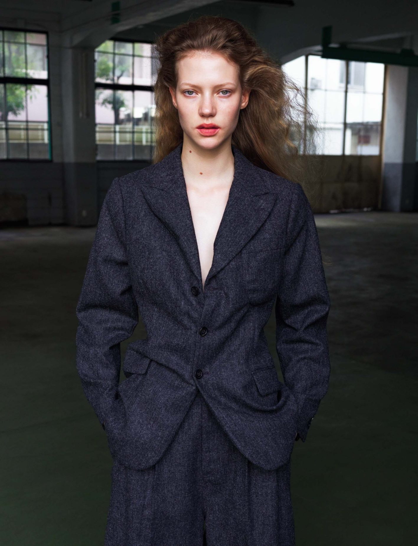 ジャケット ¥507,100、パンツ ¥264,000(共にメゾン マルジェラ | マルジェラ ジャパン クライアントサービス)