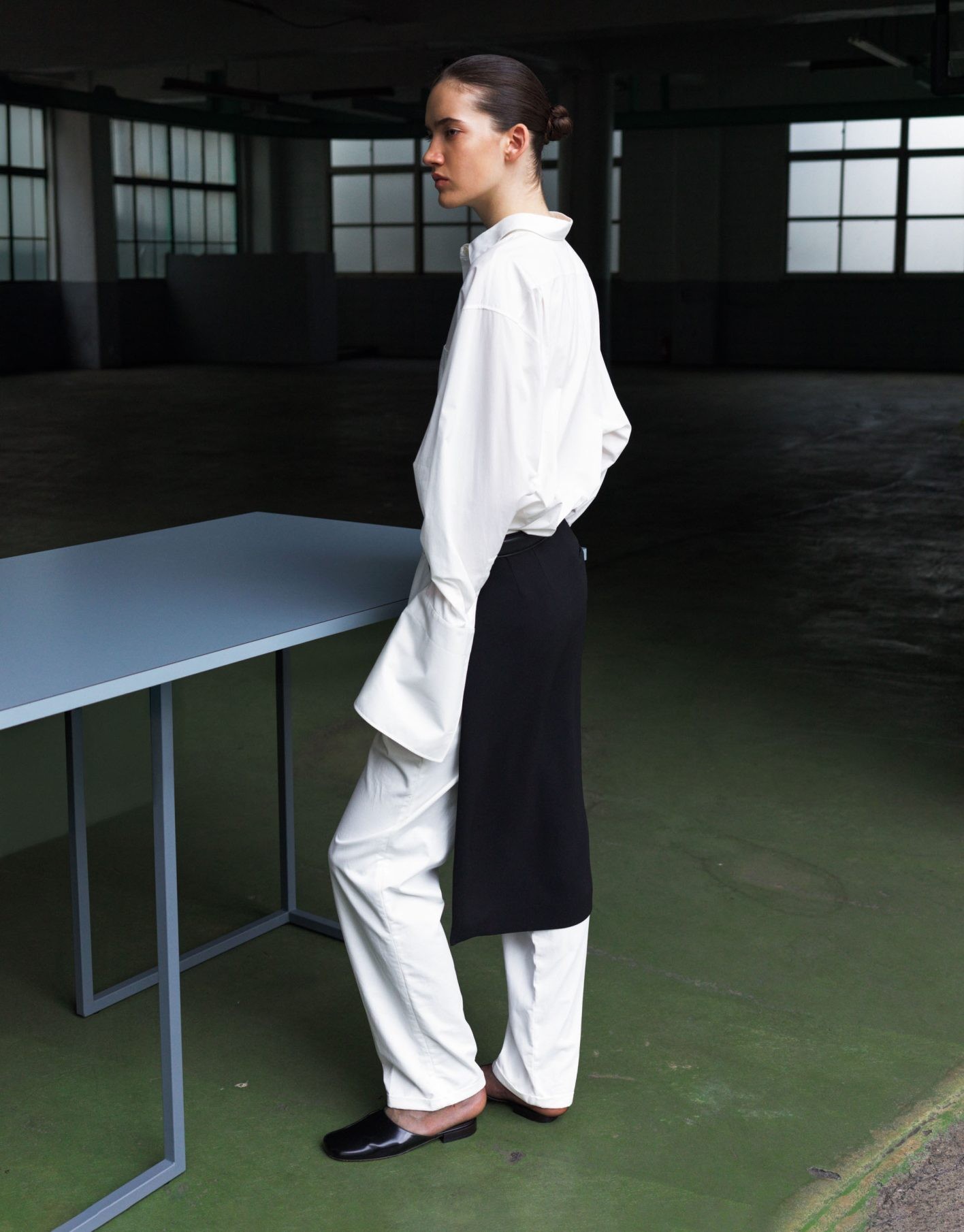 シャツ ¥224,400、スカート ¥259,600、パンツ ¥215,600、ベルト*参考色 ¥100,100、シューズ ヒール1cm ¥238,700(以上ザ・ロウ | ザ・ロウ・ジャパン)