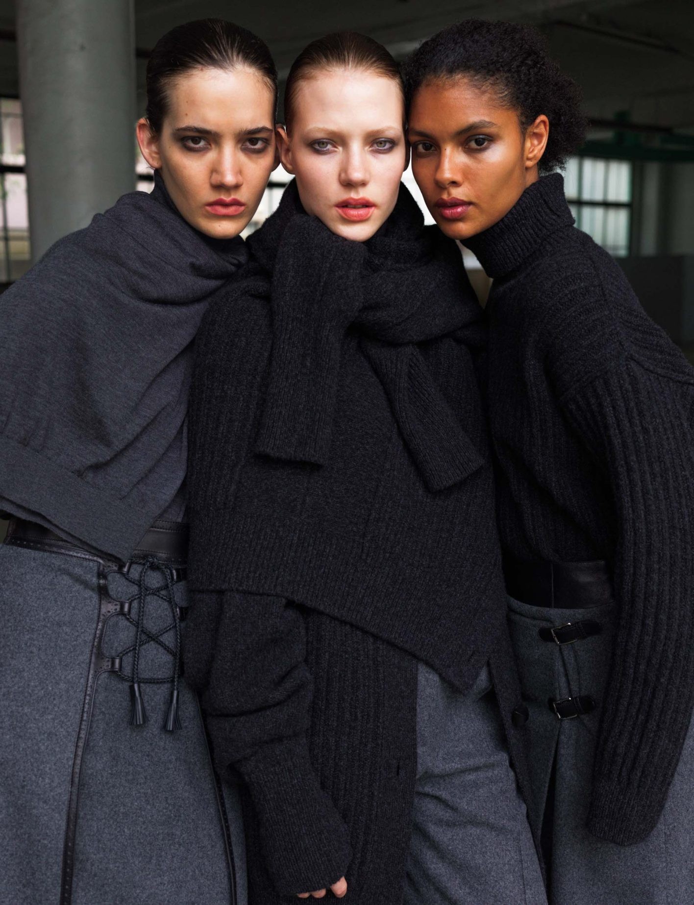 左 トップ、肩に巻いたニット 各¥359,700、スカート ¥1,397,000 中 カーディガン、肩に巻いたカーディガン 各¥447,700、パンツ ¥350,900 右 トップ ¥545,600、スカート ¥759,000(以上エルメス | エルメスジャポン)