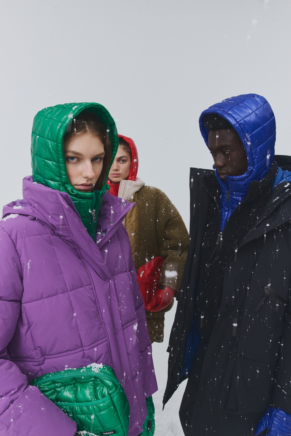 エーグルのクリスマスカプセルコレクション「ポーラー・クリスマス」。キルティングバラクラバ、キルティングクラッチバッグ、キルティングミトン、モデル着用画像