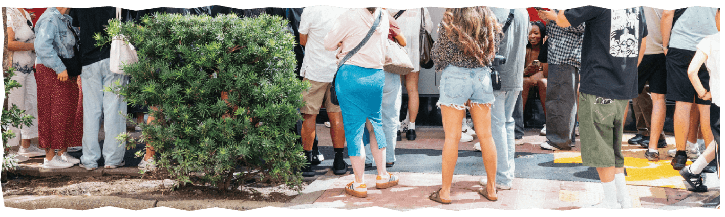 「オニツカタイガー 銀座 レッドコンセプトストア」あの名モデルを求めて整理券待ち