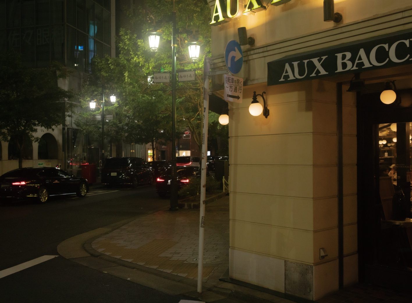 “友人と集い、語らう街角” PHOTO by KAHO KIKUCHI