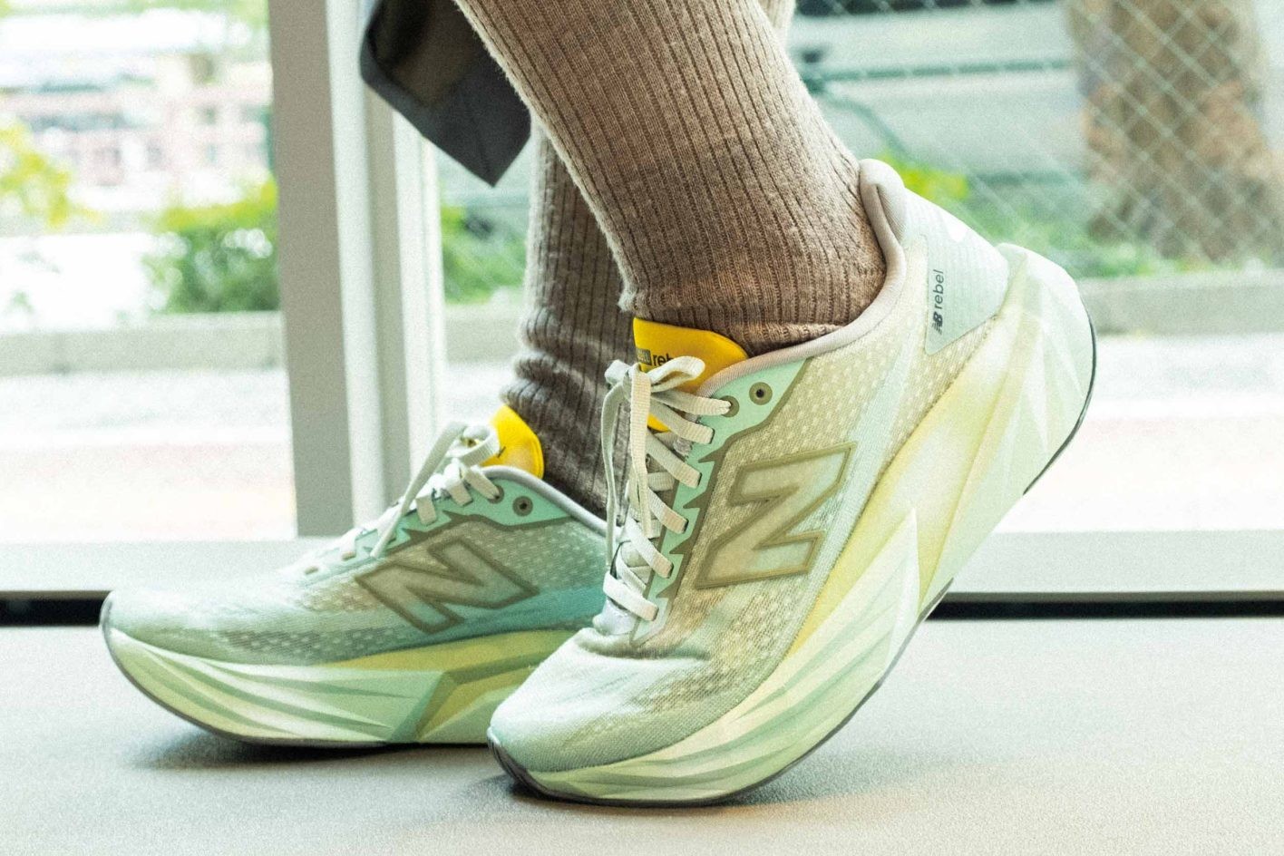 今秋限定で展開する「GINKYO COLLECTION」より登場した〈FuelCell Rebel v5〉。東京の“銀杏”の葉に着想を得た配色。スニーカー ¥18,920(ニューバランス | ニューバランスジャパンお客様相談室)