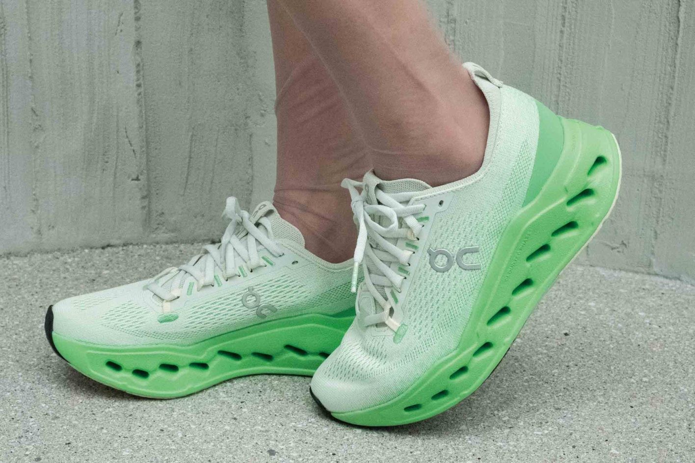 2層構造の分厚いソールが重心移動をスムーズにサポートする〈Cloudsurfer Max〉の新色。ニット素材のタンが甲を優しくホールドしてくれる。スニーカー ¥23,100(オン | オン・ジャパン)