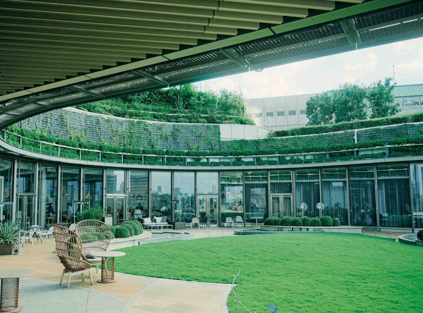 弧を描くように座席が配置されているため場所選びも一興。