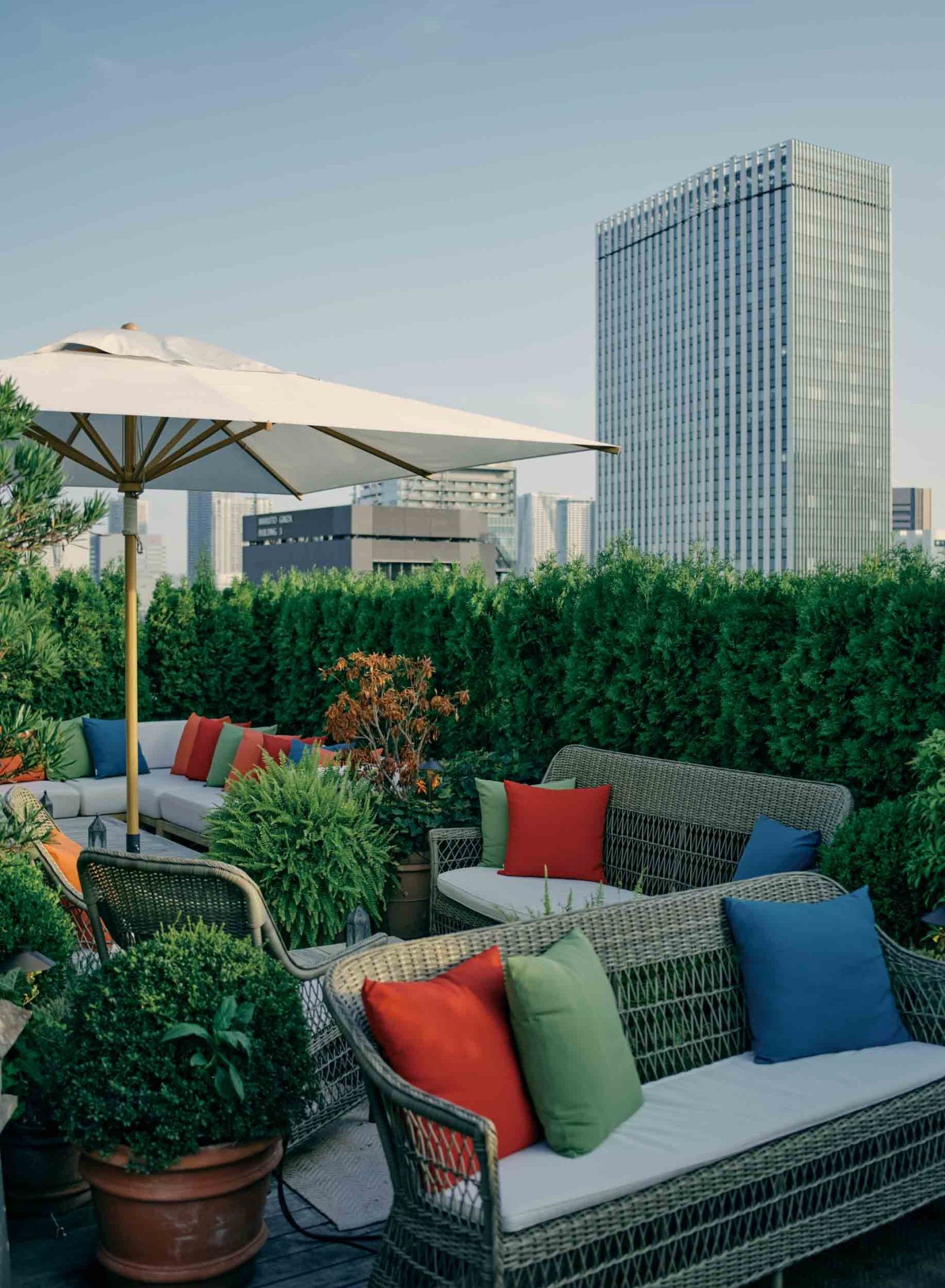 銀座「The ROOF」街の喧騒から切り離された、ボタニカルガーデンでマジックアワーを - Slide:2