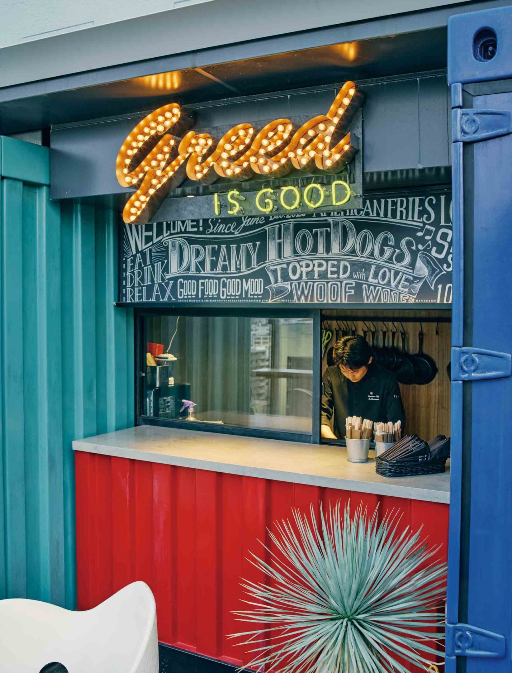 銀座「ROOF DOGS」ホットドッグ×シャンパンが気分を上げる。空に浮かぶ、にぎやかなガレージ - Slide:3