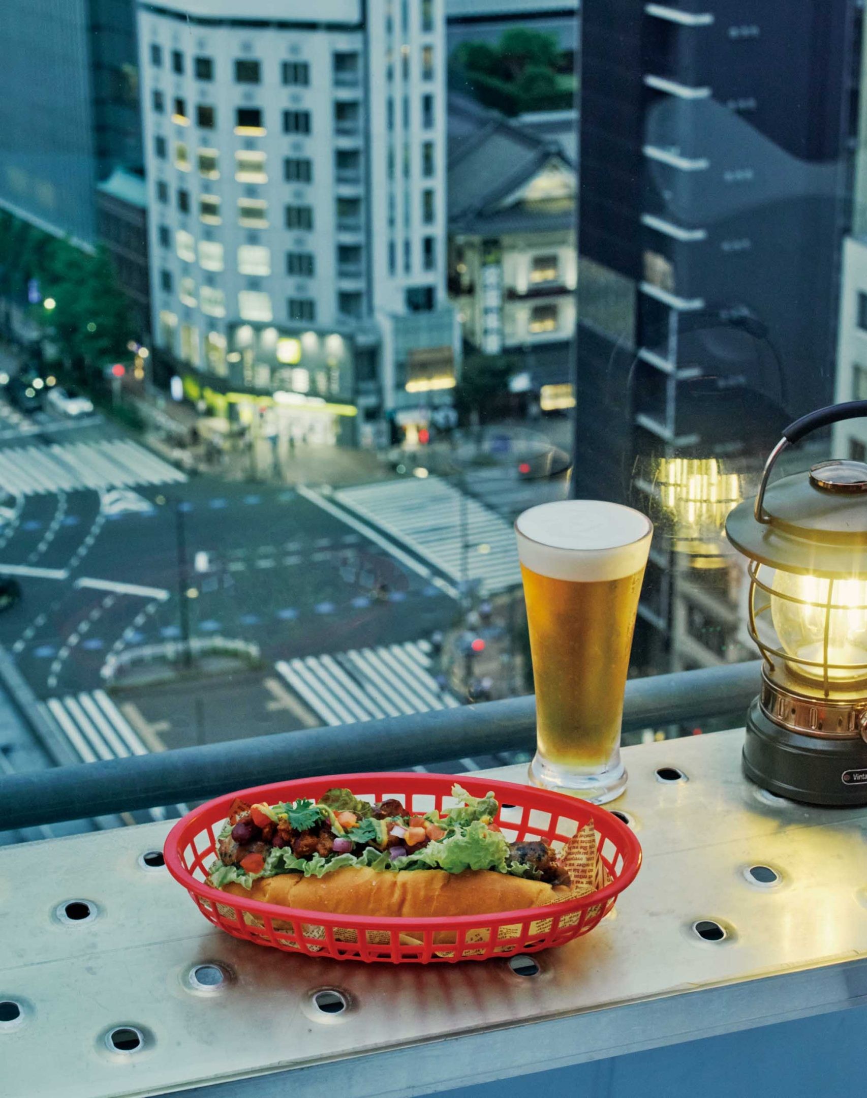 銀座「ROOF DOGS」ホットドッグ×シャンパンが気分を上げる。空に浮かぶ、にぎやかなガレージ - Slide:2