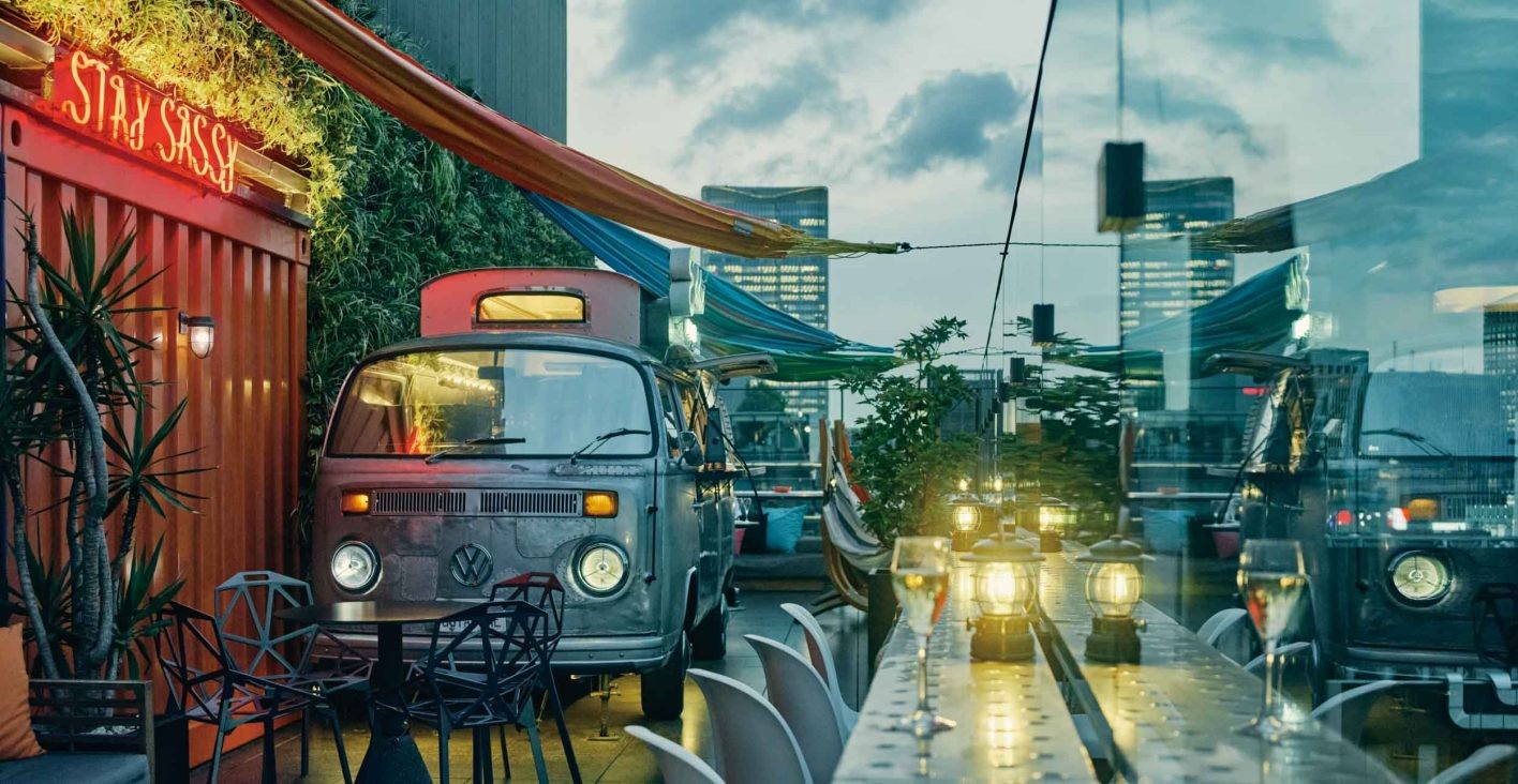 グラスシャンパンは時季により銘柄が変わり、現在は「ヴーヴ・クリコ」のイエローラベル ¥2,500。ウェーバー社のグリルでBBQができるプランも。