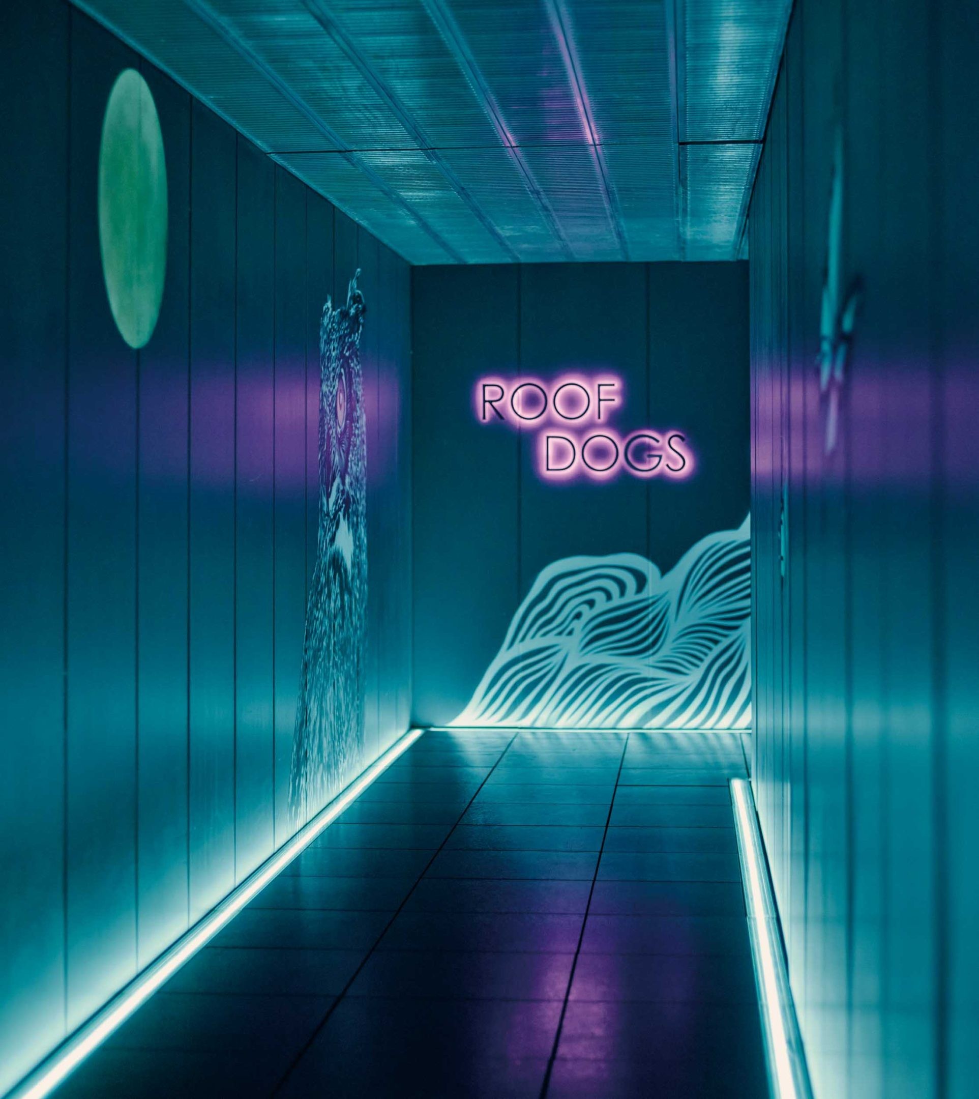 銀座「ROOF DOGS」ホットドッグ×シャンパンが気分を上げる。空に浮かぶ、にぎやかなガレージ - Slide:1