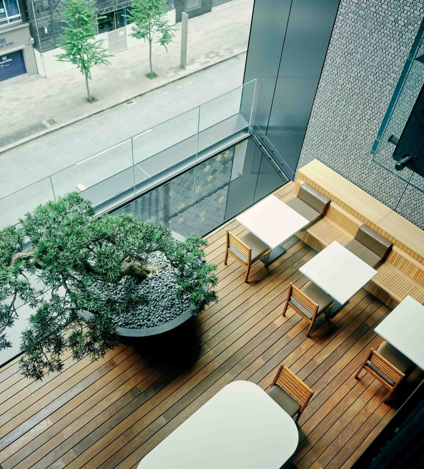 和菓子職人が目の前で生菓子を作り上げるカウンター席は予約が必要だが、ほかの席でも注文できる。