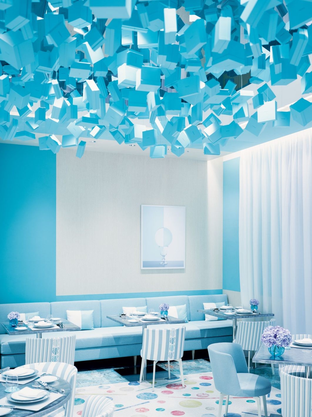 4階のカフェの壁面にはサラ・チャールズワースの写真作品。 - Slide:2