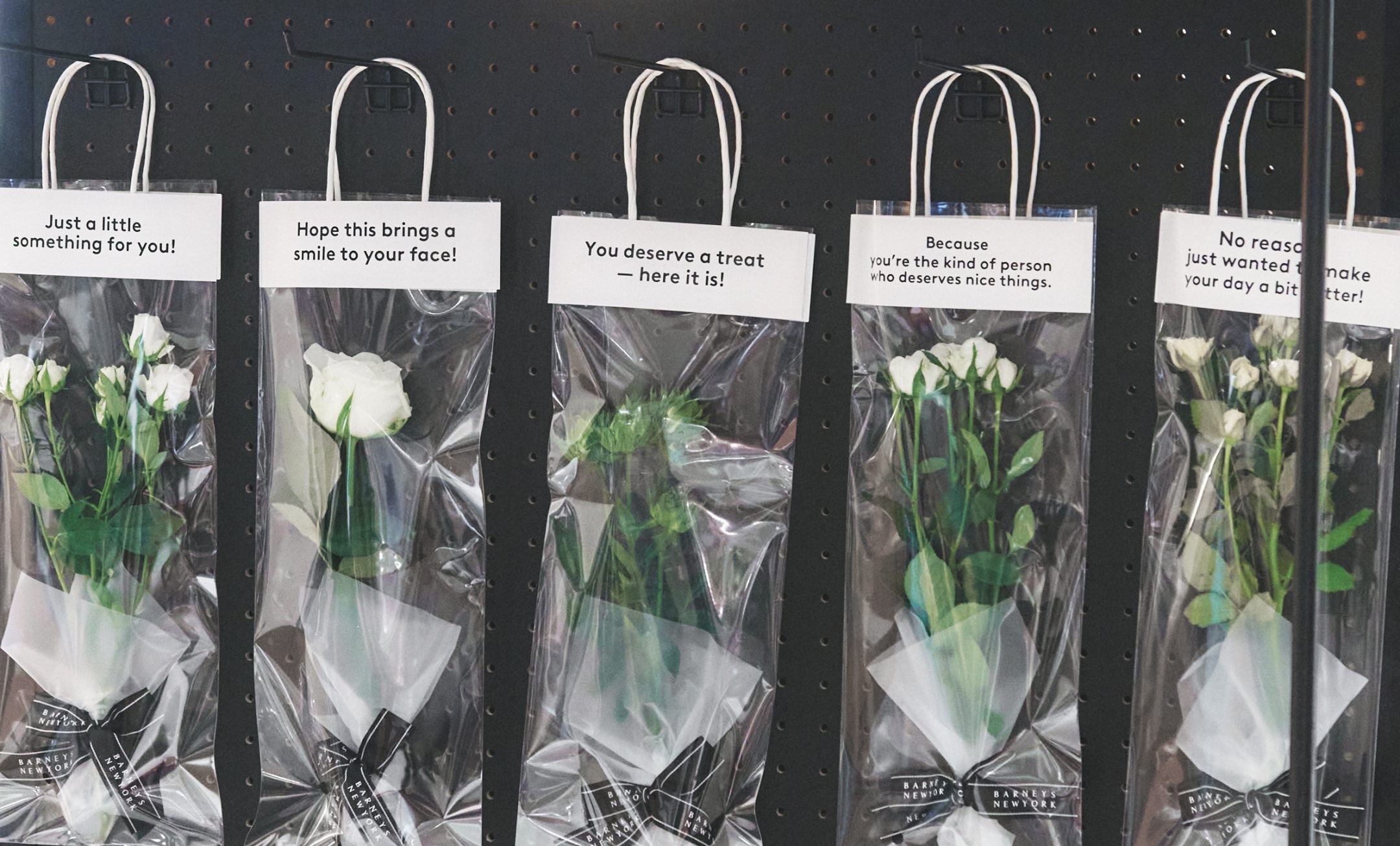 バーニーズ ニューヨークのビニールバッグ入りの花 - Slide:5