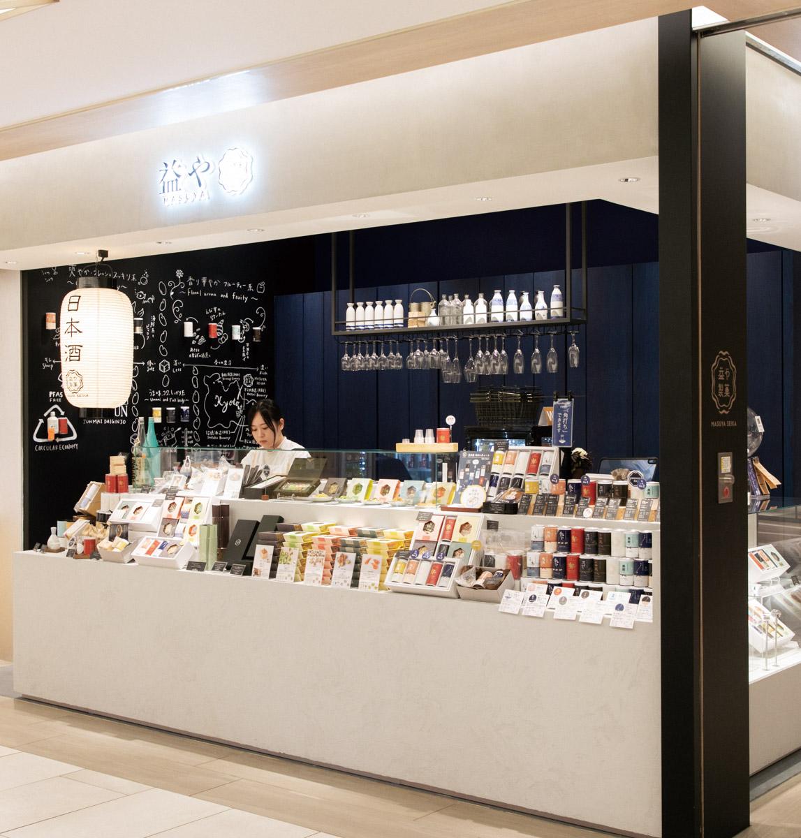 「益や GINZA SIX店」角打ちスペースで京都の地酒を気軽に味わう