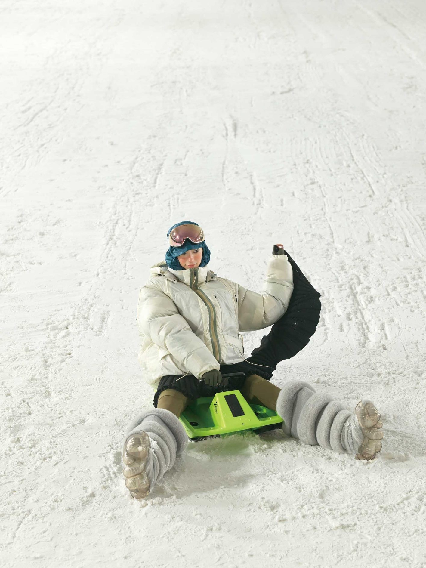 ボリューム満点のアウターとブーツには、ミニ丈をあわせてメリハリを。アシメトリーに裾が垂れたプリーツ状のニットスカートは、雪上で一段と個性を放つ。さらに、ハイキングタイツを重ねれば、アクティビティを思い切り満喫できる着こなしが完成。ダウンジャケット ¥99,000、ゴーグル ¥ 34,430(共にオークリー | ルックスオティカジャパン カスタマーサービス)/スカート ¥35,200(ダブレット | エンケル)/レギンス ¥25,300、バラクラバ ¥11,550(共にピークパフォーマンス | ピークパフォーマンスコールセンター)/グローブ ¥69,3 00(マーモット | サードシップ)/ブーツ*参考商品(グラウンズ | フールズ)