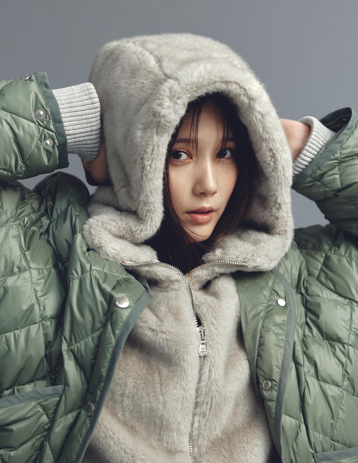 本田翼が着る〈TATRAS〉のダウン