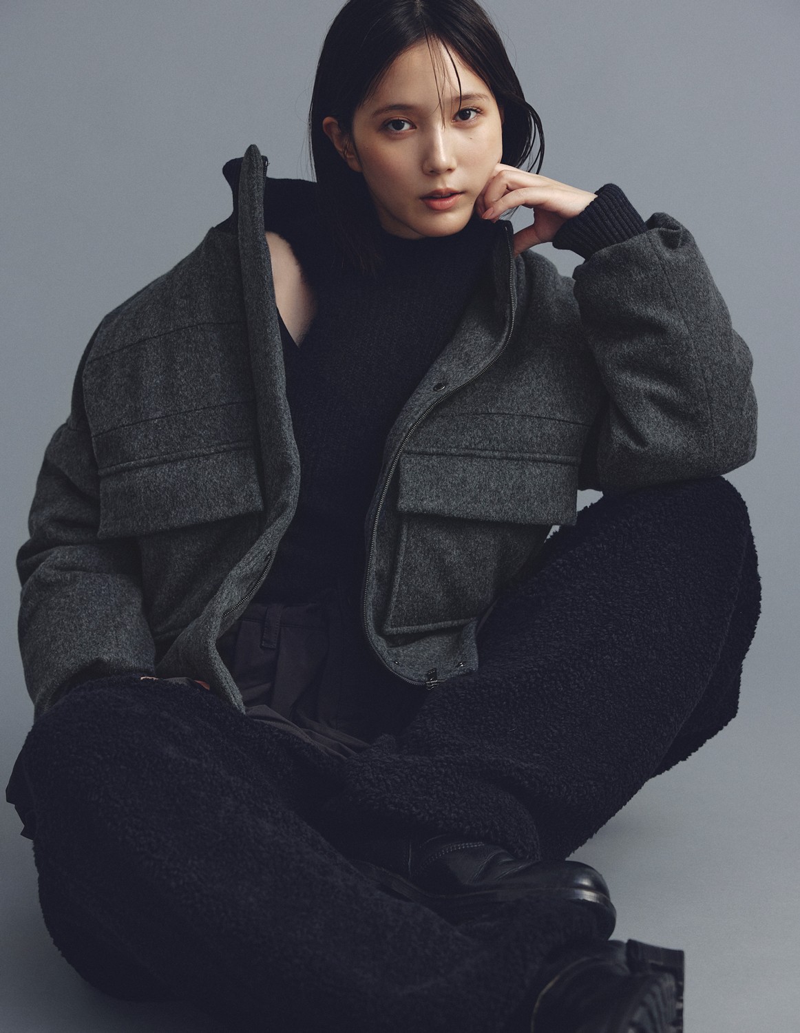 本田翼が着る〈TATRAS〉のダウン