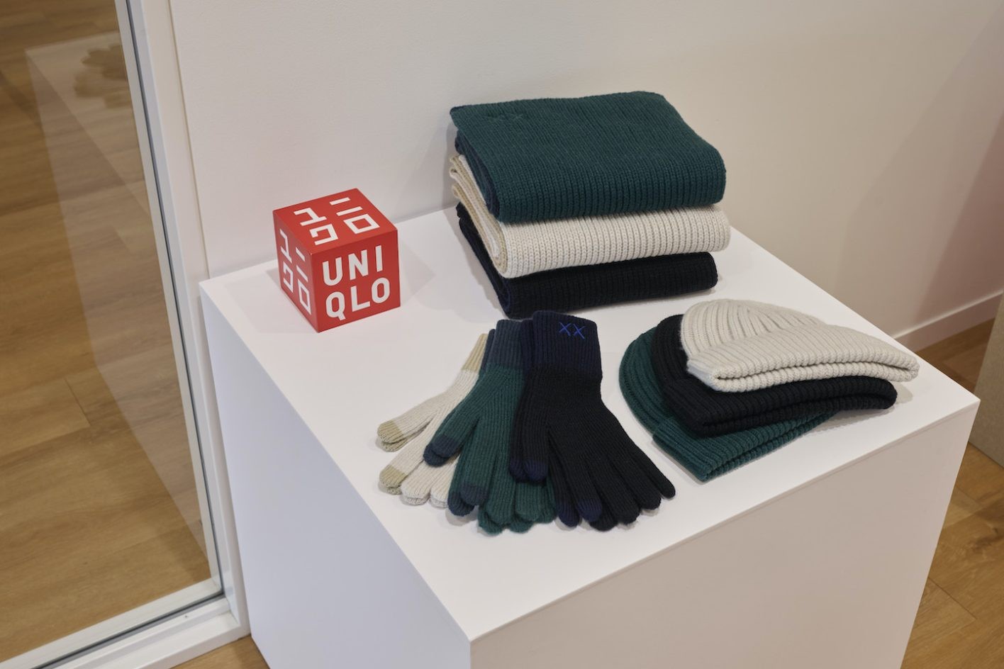 ユニクロとKAWSのニットコレクション アクセサリー - Slide:3