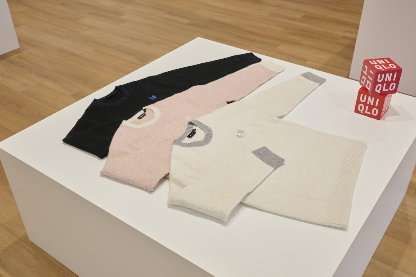 ユニクロとKAWSのニットコレクション キッズのセーター - Slide:1