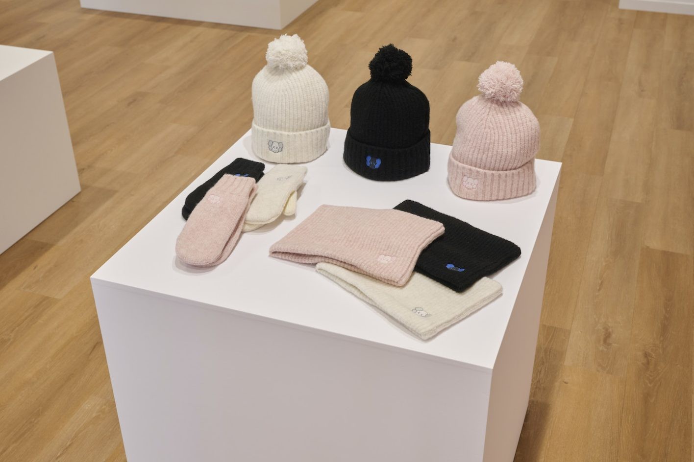ユニクロとKAWSのニットコレクション キッズのアクセサリー - Slide:2