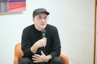 ユニクロとKAWSのニットコレクション KAWSのイベント登壇の様子