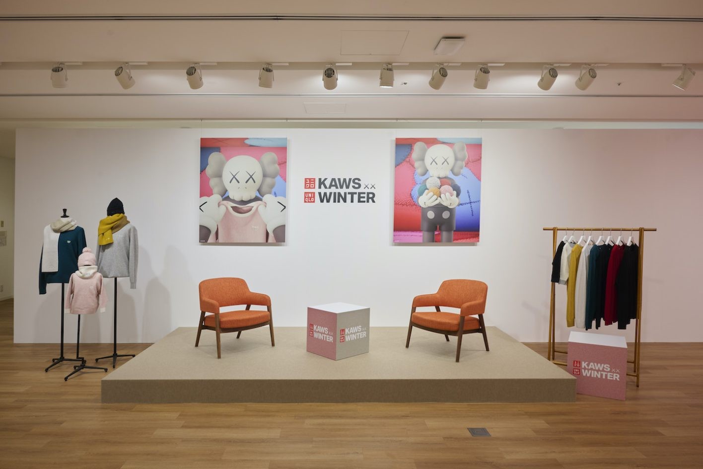 ユニクロとKAWSのニットコレクション 原宿店の特別内装 - Slide:3