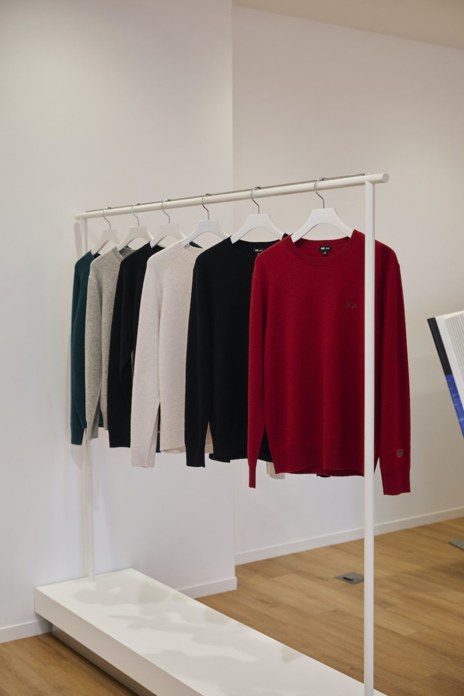 ユニクロとKAWSのニットコレクション セーターのカラーバリエーション - Slide:1