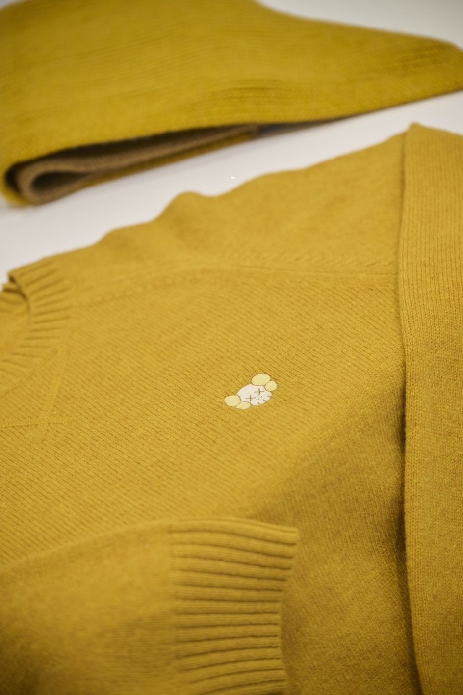 ユニクロとKAWSのニットコレクション COMPANIONの刺繍 - Slide:2