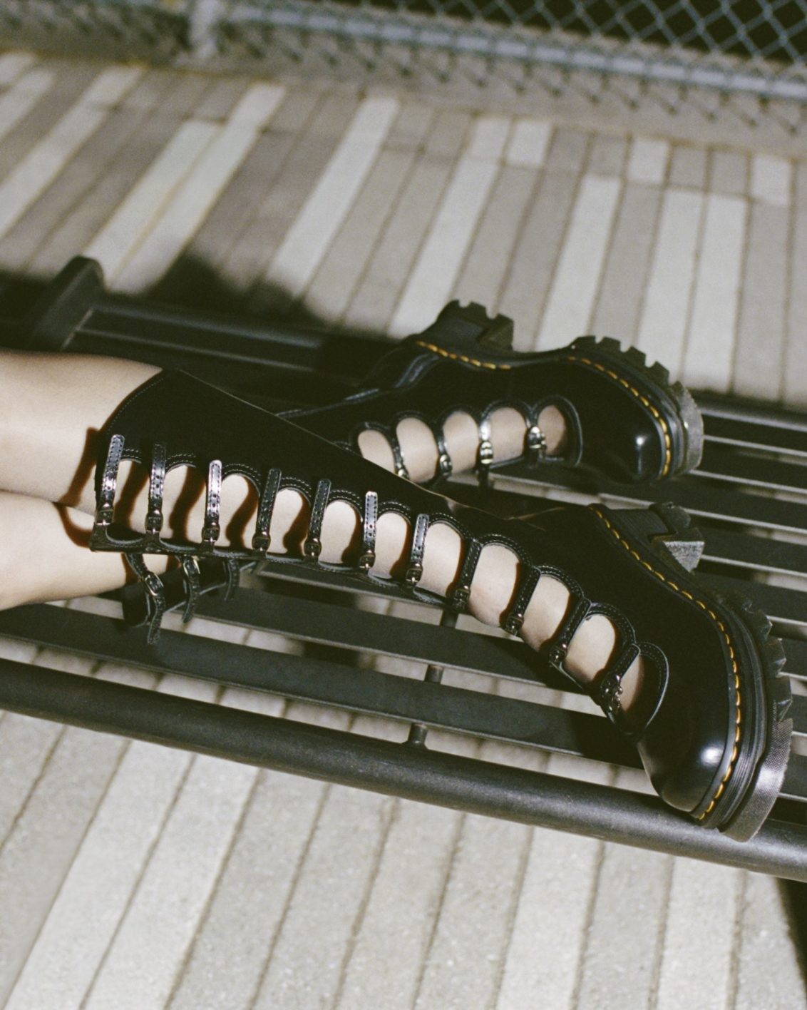 〈MARC JACOBS〉と〈DR. MARTENS〉のコラボレーションブーツが発売! - Slide:1