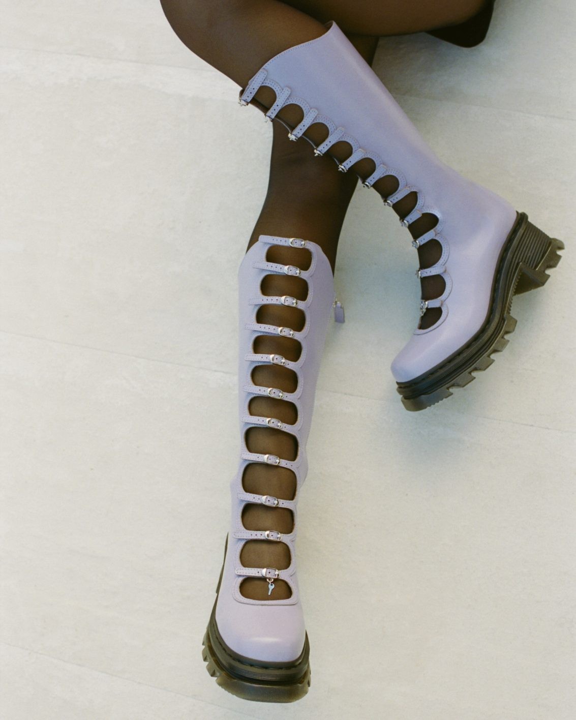 〈MARC JACOBS〉と〈DR. MARTENS〉のコラボレーションブーツが発売! - Slide:2