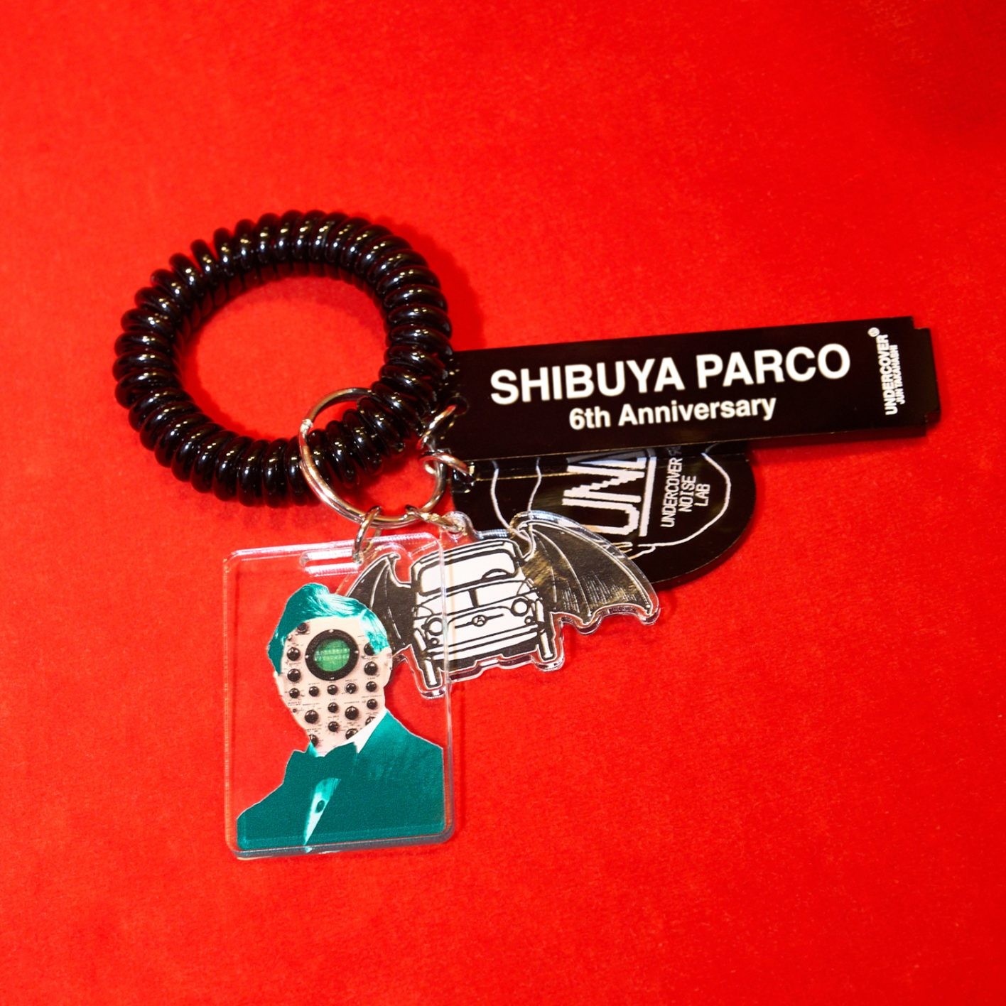 〈UNDERCOVER〉オリジナルキーホルダー(先着300名)。