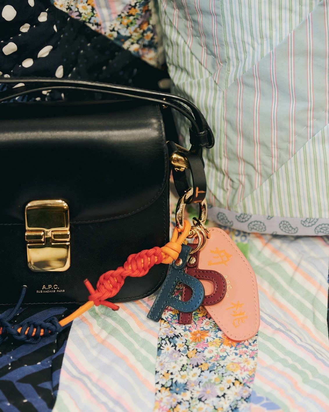 作ったバッグチャームを、バッグにつけて完成! 好きな色やモチーフ、言葉が詰まったチャームは、目に入るたびにウキウキする。