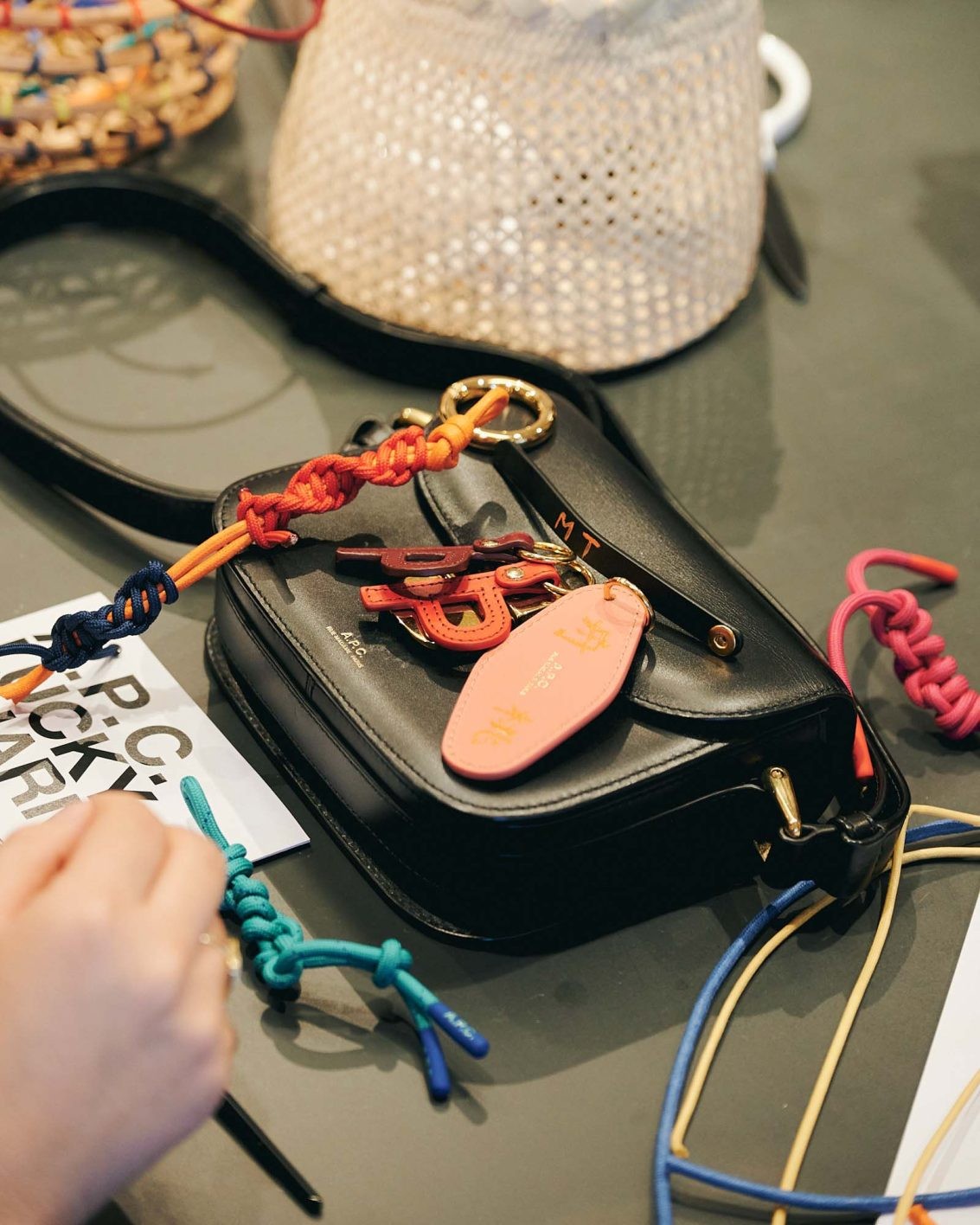 〈A.P.C.〉で自分だけのバッグチャーム作りを体験 - Slide:10