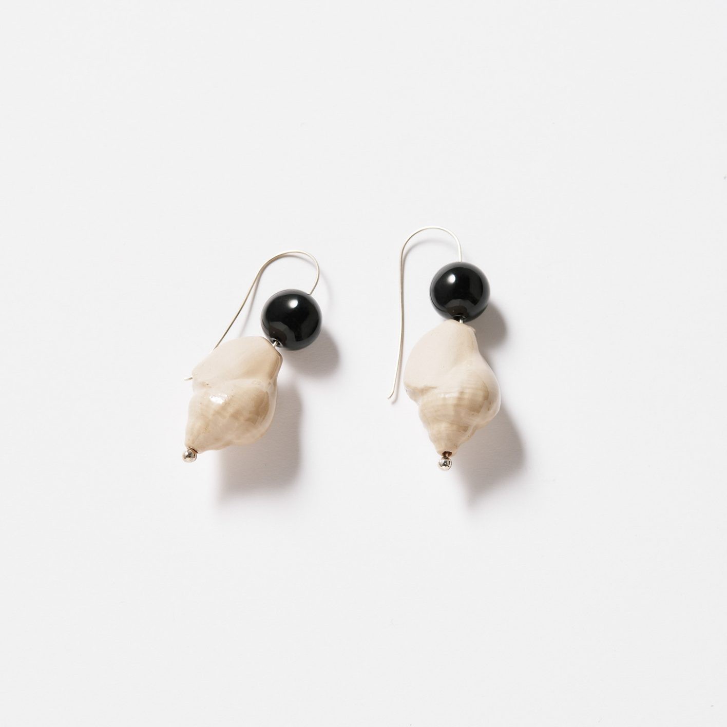 MANAの貝殻ピアス