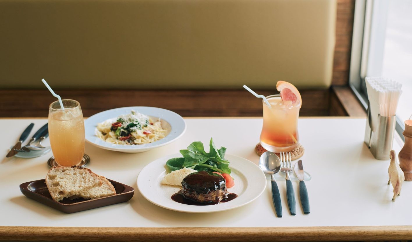 右から、カリフォルニアウインディ ¥700、ハンバーグステーキ ¥2,500、自家製パン ¥350、スパイスコーラ ¥700、季節の食材で作るパスタ、この日はキノコとアサリのファルファッレ ¥2,200。「ハンバーグはもちろん、季節のパスタ、バノフィーパイ、メニューを思い出すだけでもときめく」(清水奈緒美)