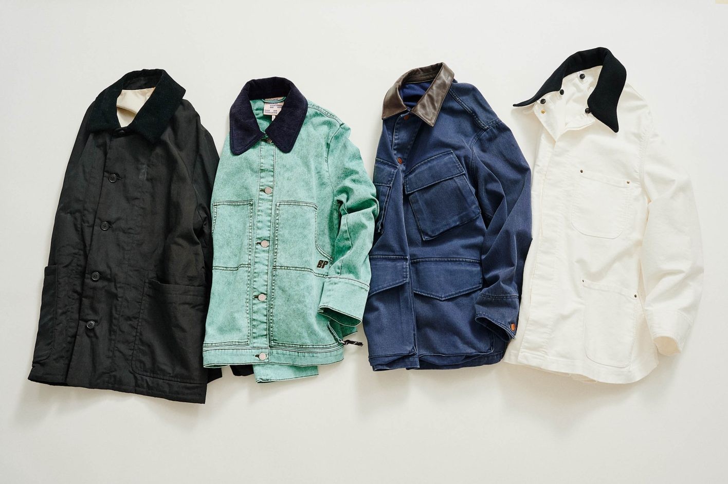左から 経年変化を楽しめる、本格的なオイルドクロス。¥64,900(ヤエカ カンバス デザイン | ヤエカ)/ムラのあるグリーン系の染色がこなれ感を演出する。¥48,400(バウム・ウンド・ヘルガーテン | ベイクルーズ カスタマーサポート)/色落ちやスナップボタンのさび加工など、細やかなディテールが光る。¥49,500(フォル | ジャーナル スタンダード 渋谷スクランブルスクエア店)/ドイツのヴィンテージジャケットをオマージュした正統派。¥77,000(バウト)