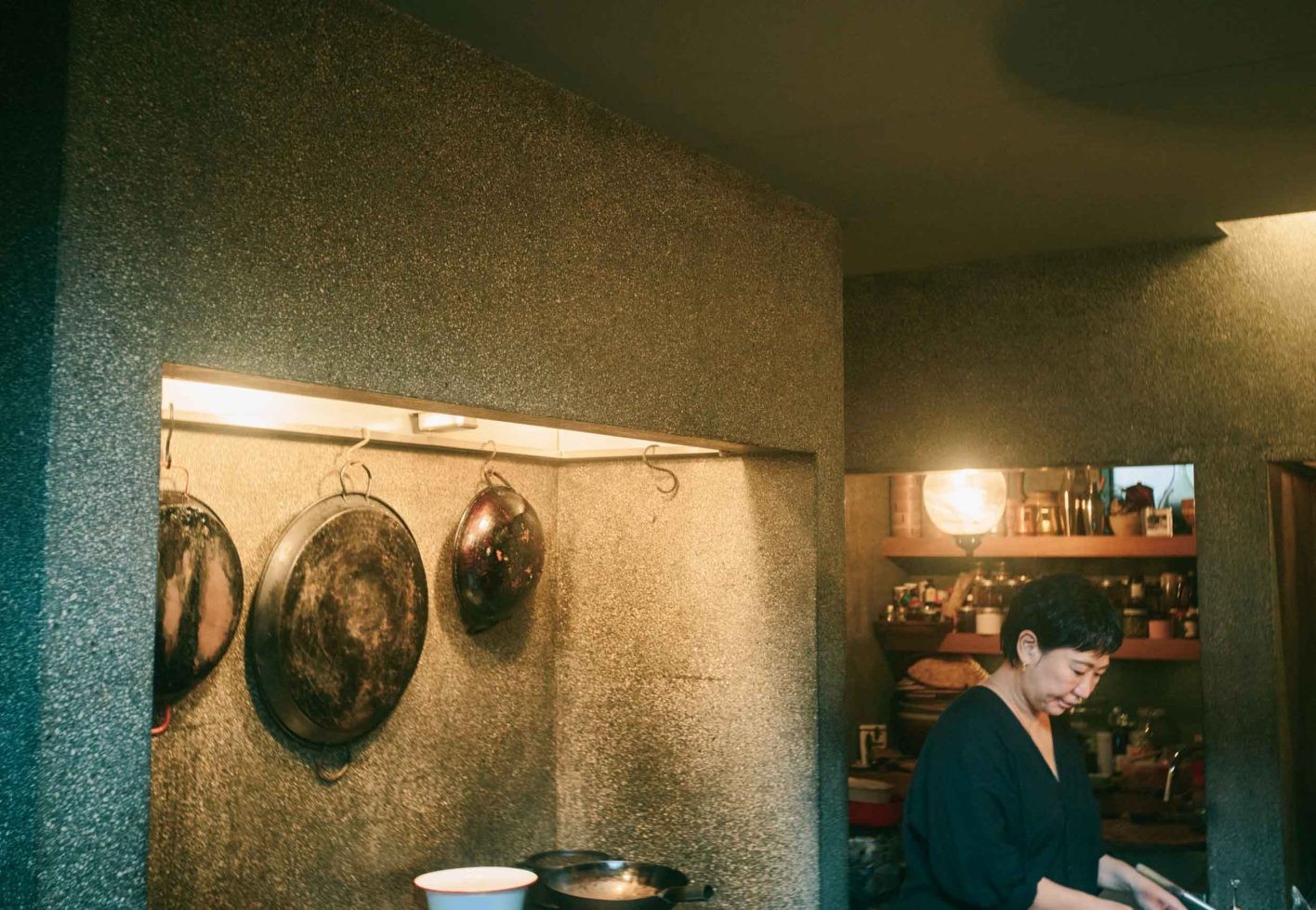 アトリエは、空間デザイナー柳原照弘さんと共に作り上げた。あえてフラットに作られた作業台で仕上げる様はまるでショーのよう。