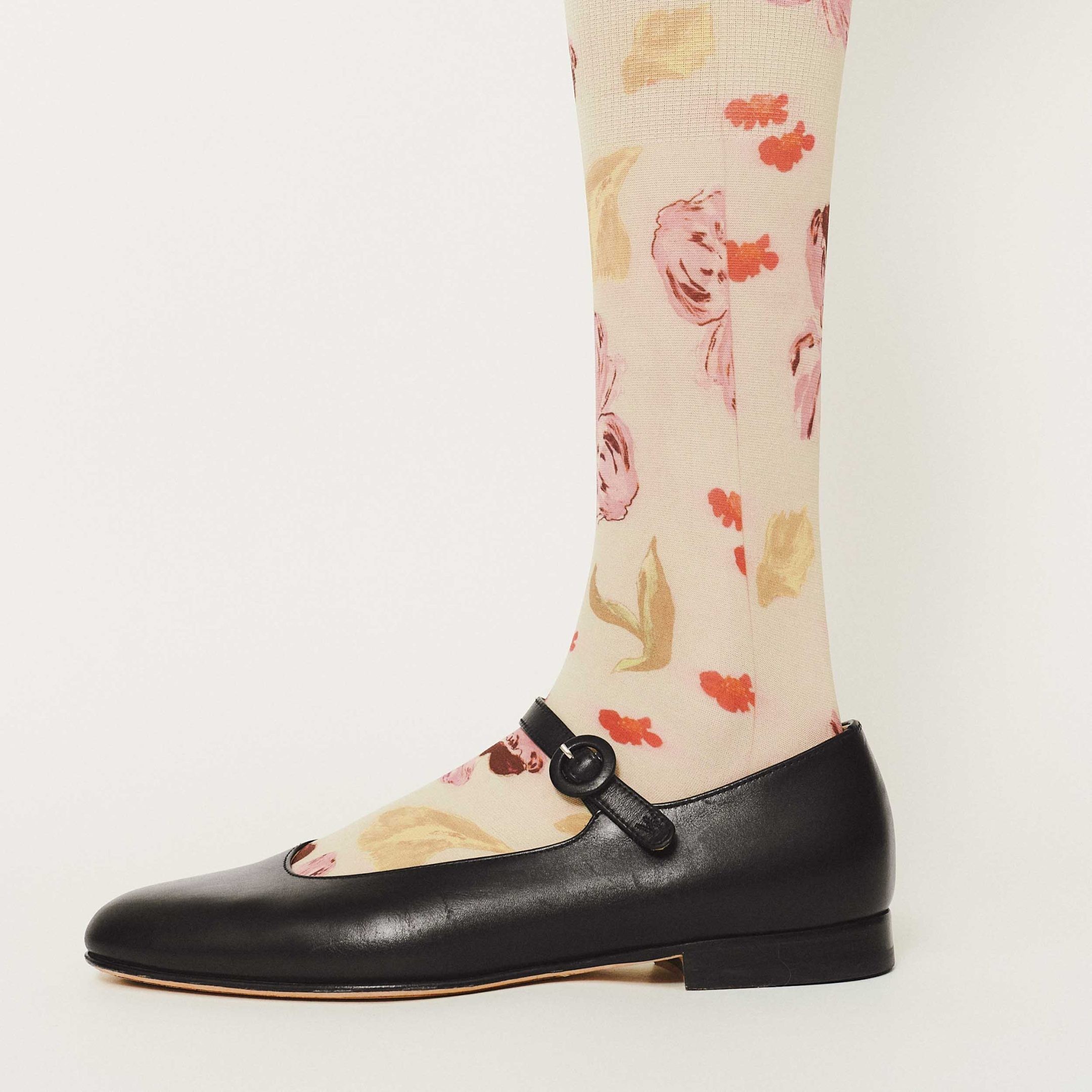 定番シューズは、ソックスで遊び心をプラスしよう - Slide:1