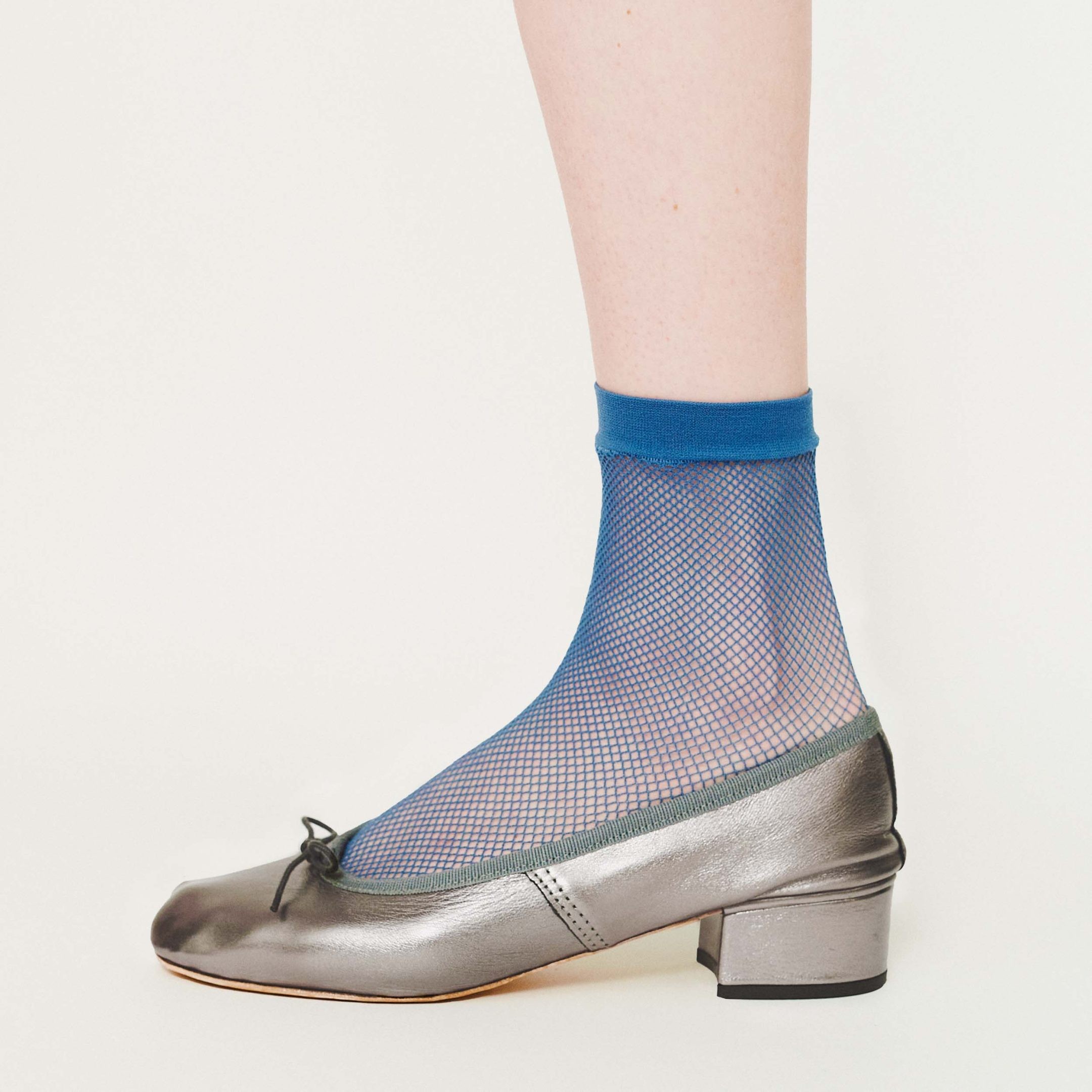 定番シューズは、ソックスで遊び心をプラスしよう - Slide:3