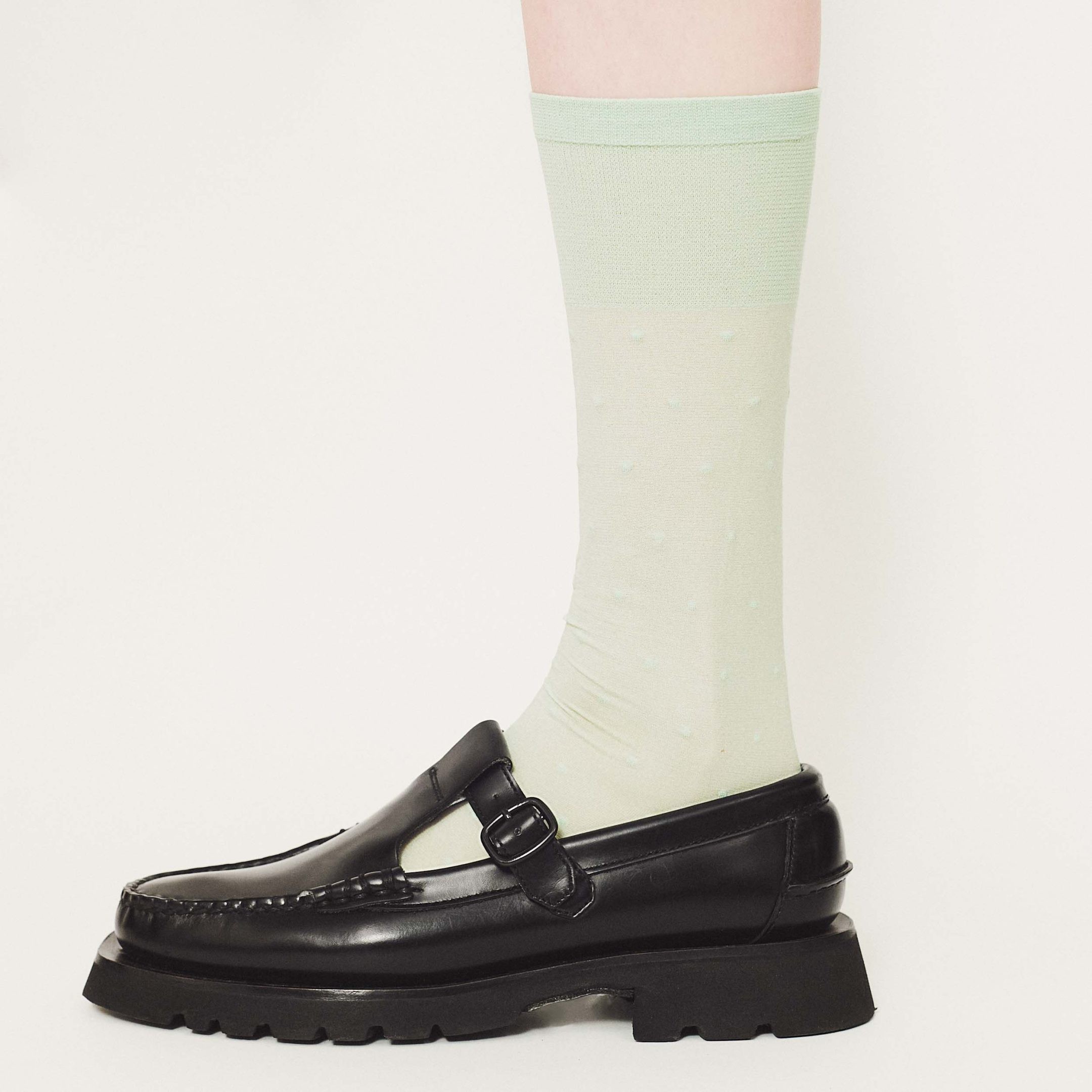 定番シューズは、ソックスで遊び心をプラスしよう - Slide:6