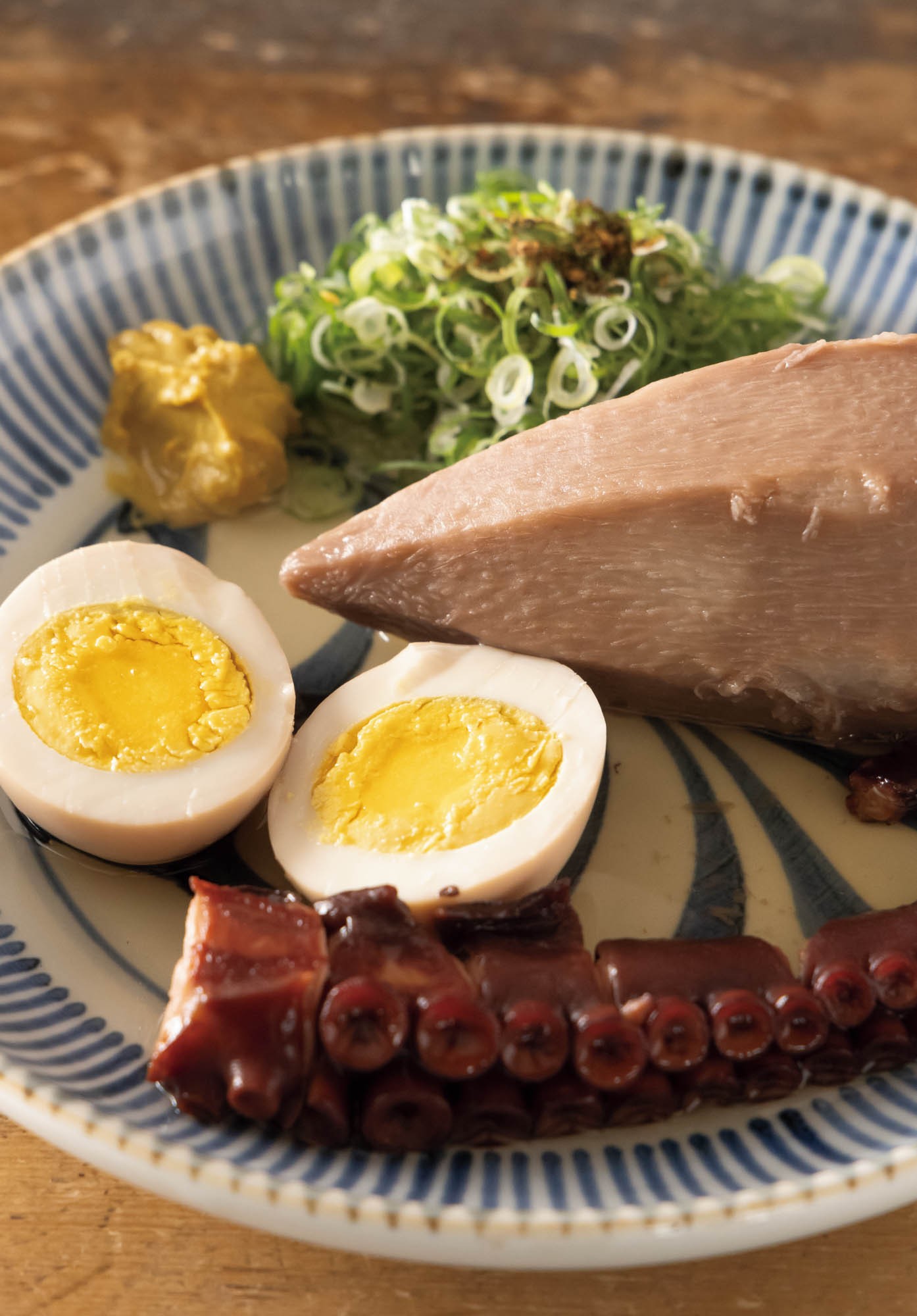 名物のタコに、黄身までだしの味がしゅんだ(染み込んだ)玉子など、おでんは¥300〜。晩秋からは、丸ごときれいに炊き上げる海老芋も。