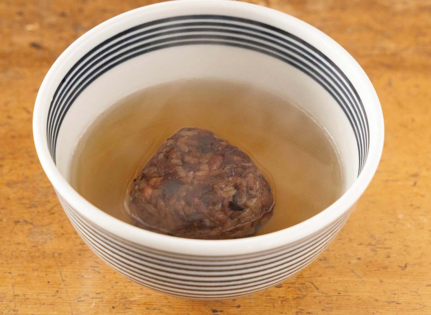 「七五三結」の焼きおにぎりには、おでんのタコがたっぷり。おでんだしでお茶漬けのように味わう。予算は1人 ¥7,000ほど。