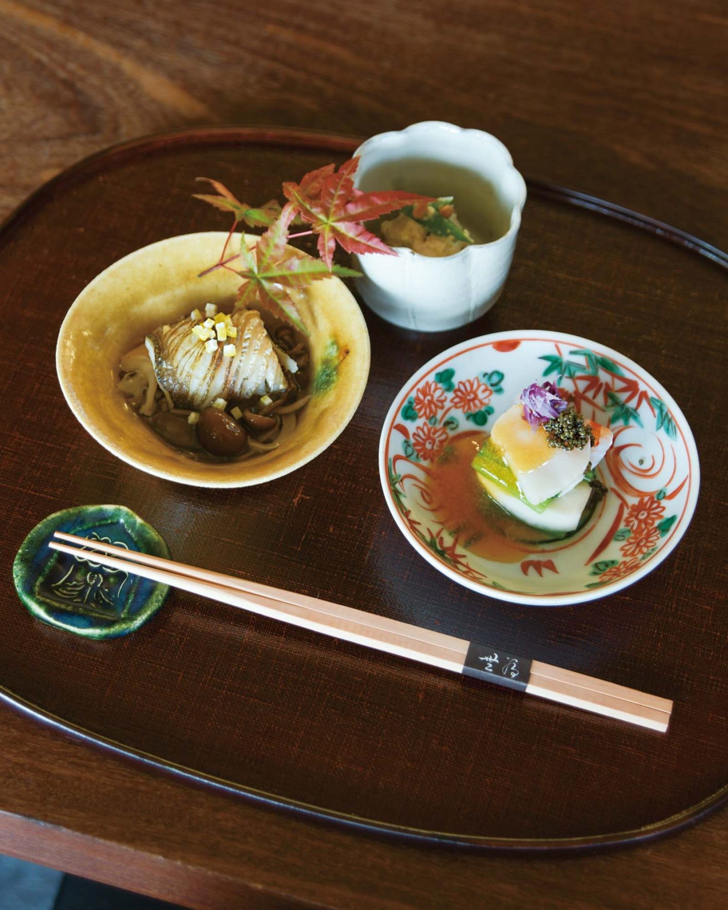 「お品書きには、素材だけでなく、調理法まで記されているので、選びやすい」(エディター・S)。おきまりの三品 ¥2,860。栗と利休麩、まこも茸、あきしまささげの白和え、焼きカマスの茸あんかけ、帆立、車海老、カブ、壬生菜の柿酢。