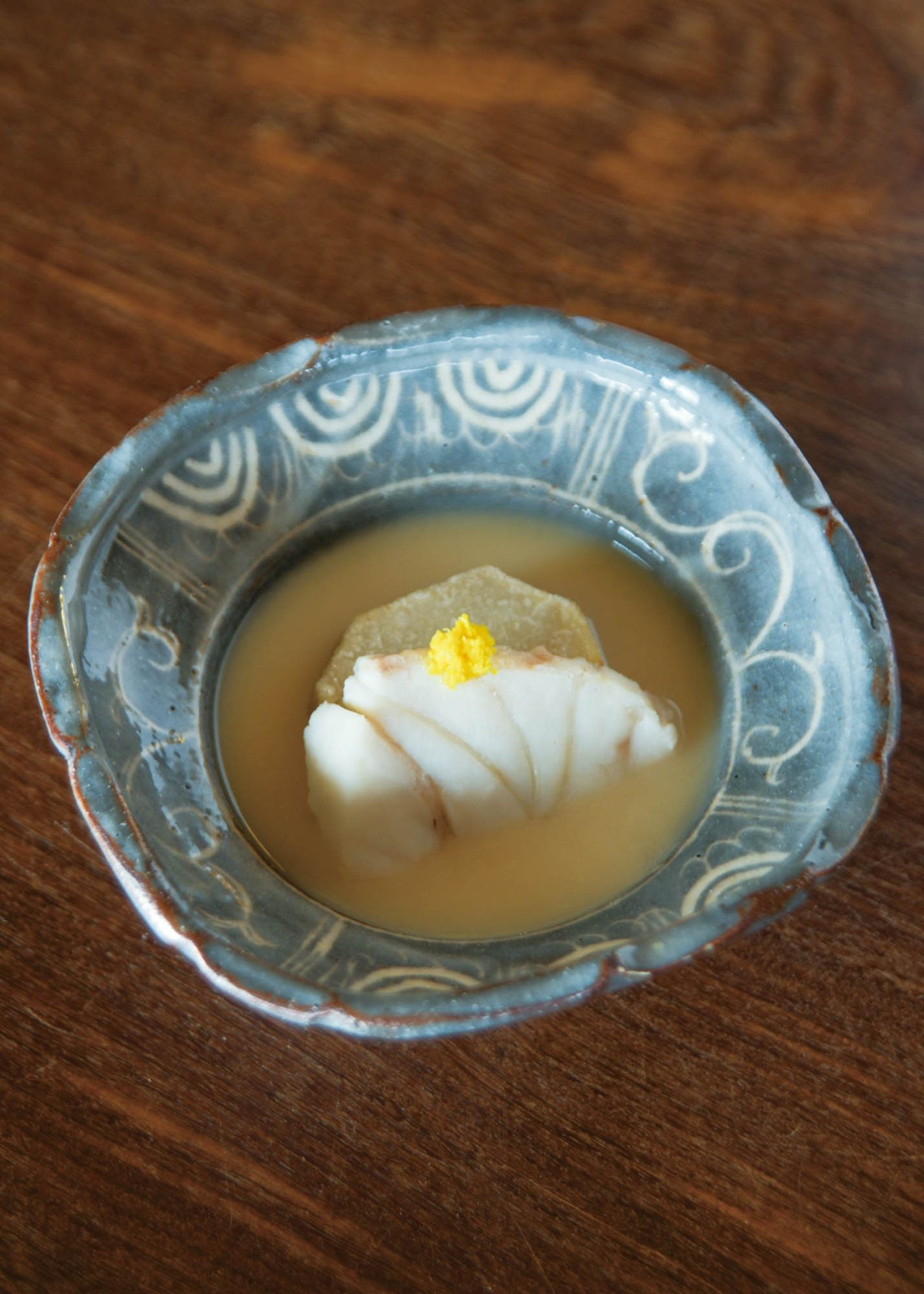 海老芋の唐揚げとクエの白味噌仕立て ¥2,530。